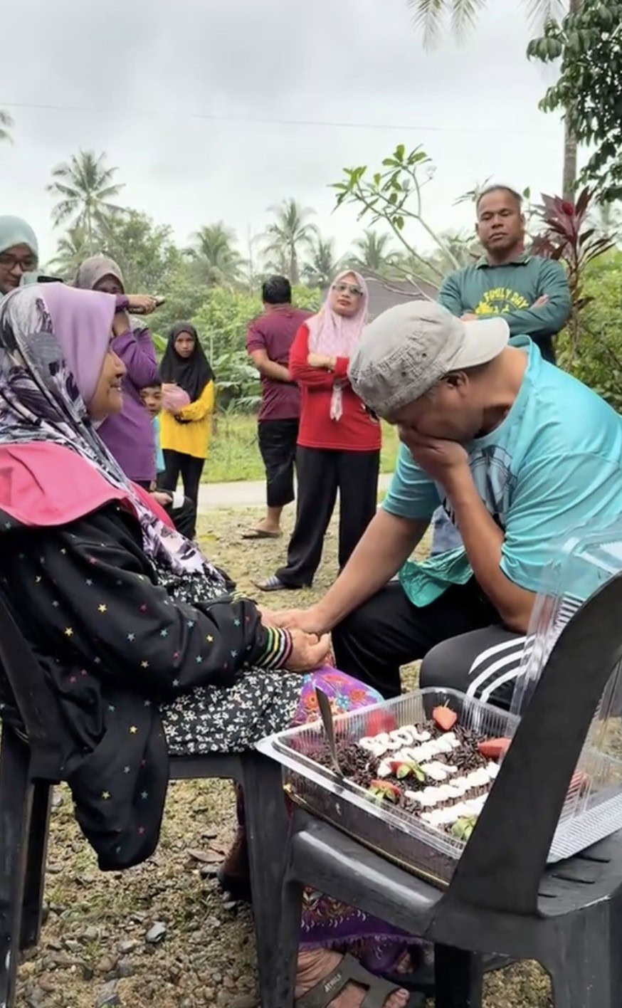 11 beradik banjir air mata 